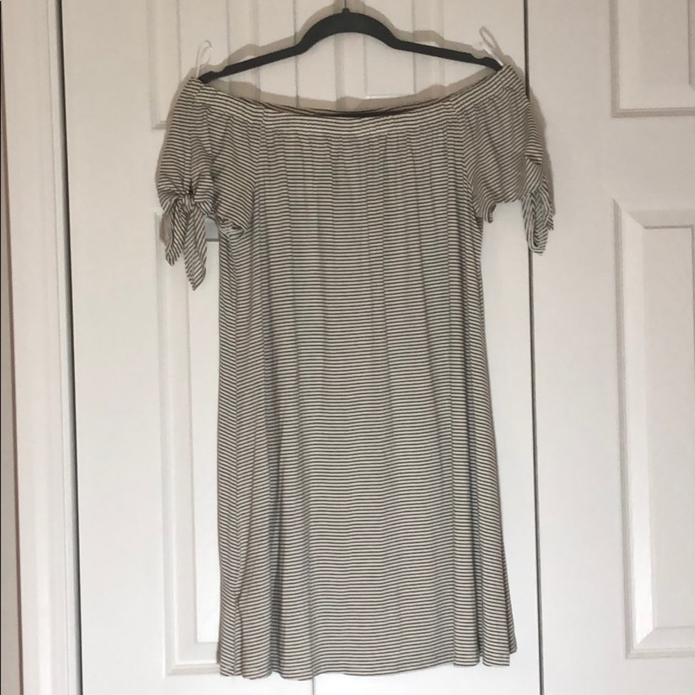 Off the shoulder tie sleeve dress NWT